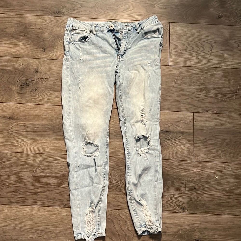 Light blue mid rise ankle jeans. Size 8.
